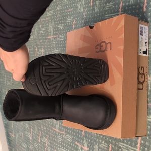 BRAND NEW CLASSIC UGG BLACK SHORT LEATHER OUT THE BOX
